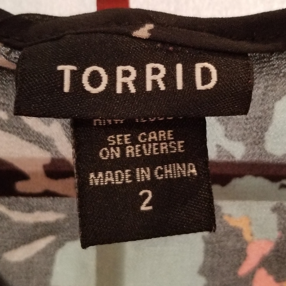 Torrid Sheer Floral Tank. Back tulip hem. Size - Picture 4 of 5